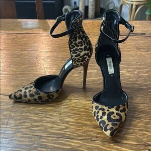 GUESS Leopard Print Ankle Strap Heels – Size 6
🔥 Bold & stylish! 🔥